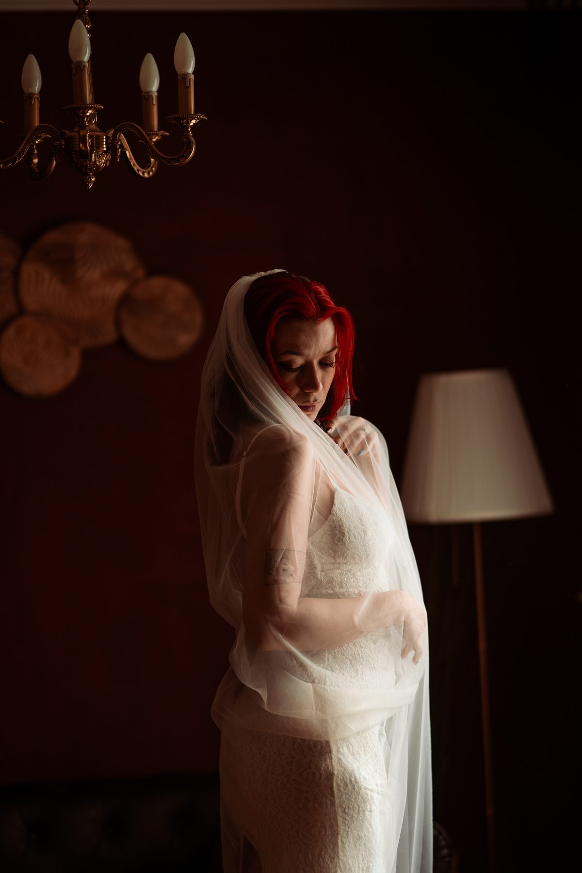 Mariée aux cheveux roux, portrait en lumière tamisée